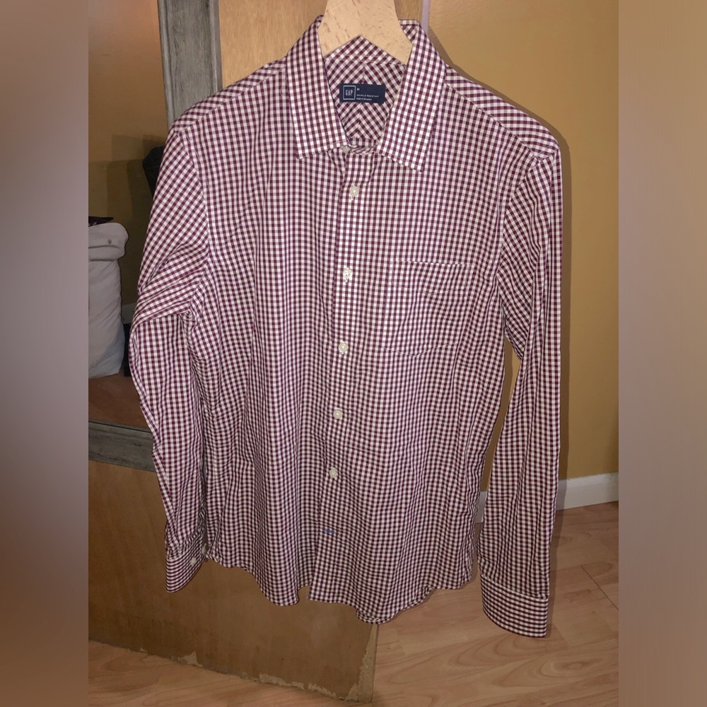 NWOT. Gap. Wrinkle resistant, men’s button-down medium.